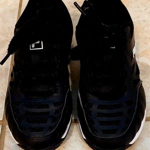Fila Children's Tennis Shoes (black, size 2 1/2)
